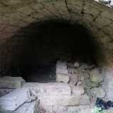 Non risulta per nulla agevole camminare, ma nonostante questo riusciamo a raggiungere gli antichi locali posti sotto la masseria, che presentano volte a botte e pareti in pietra viva